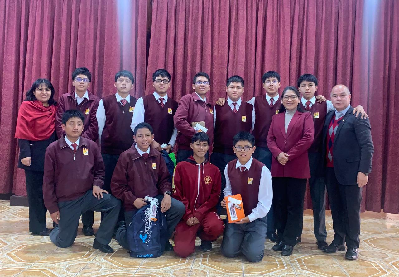 Estudiante caminando por el campus