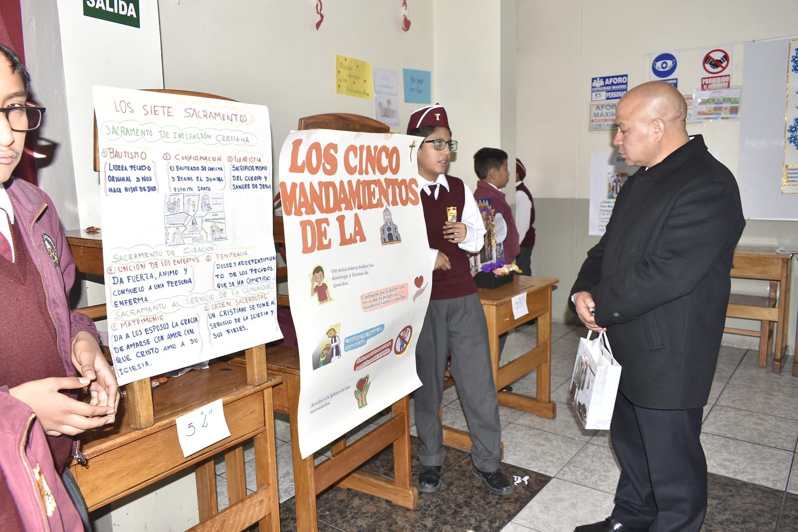 Estudiantes estudiando al aire libre